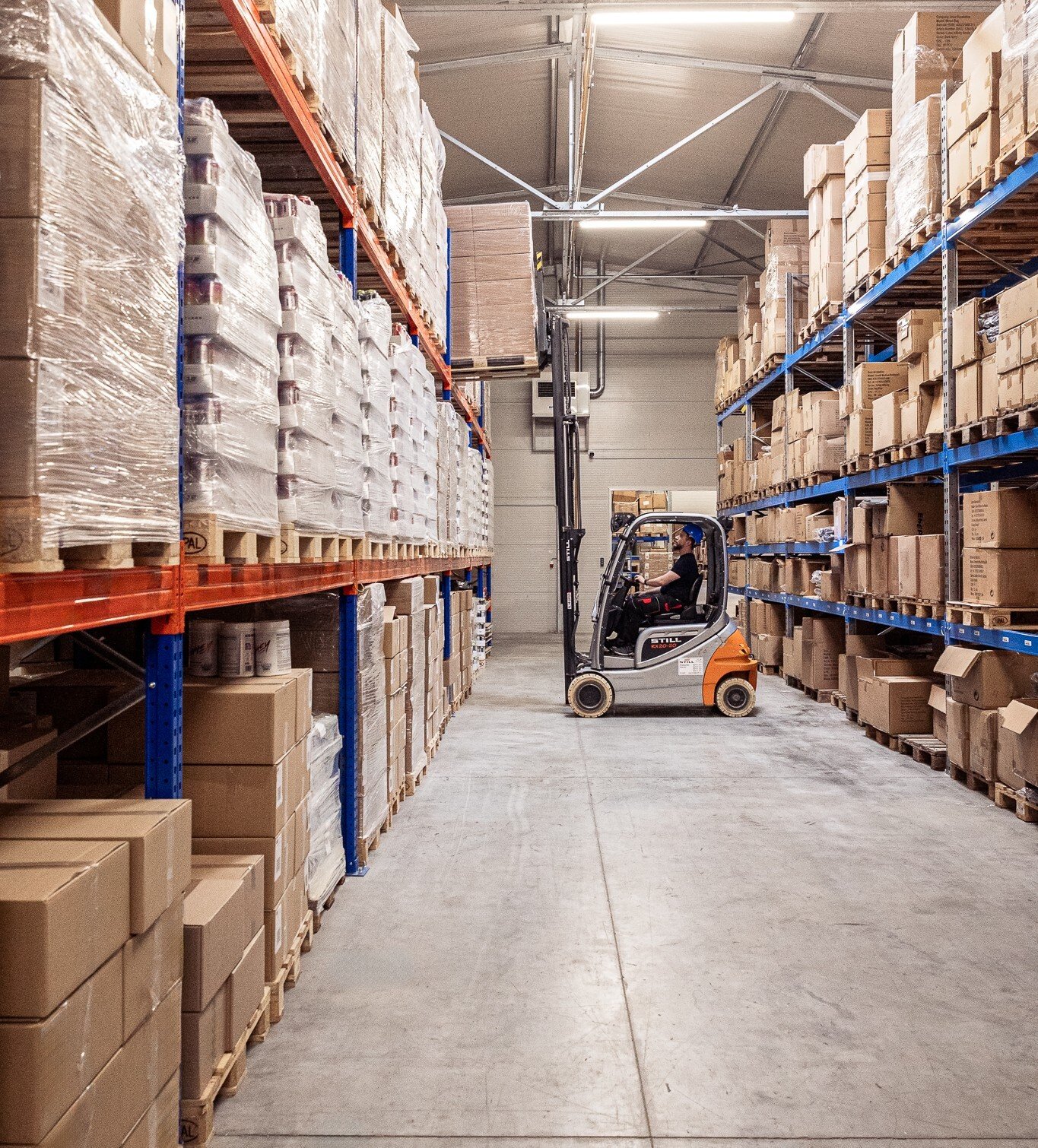 Warehouse aisle in the SUXESS LOGISTIC fulfillment centre
