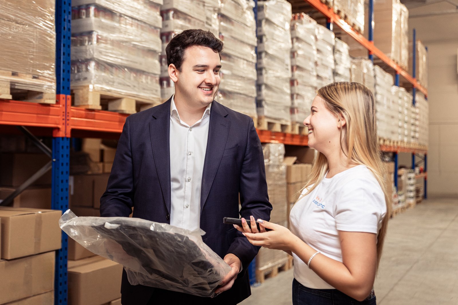 Inspecting a shipment in the SUXESS LOGISTIC warehouse