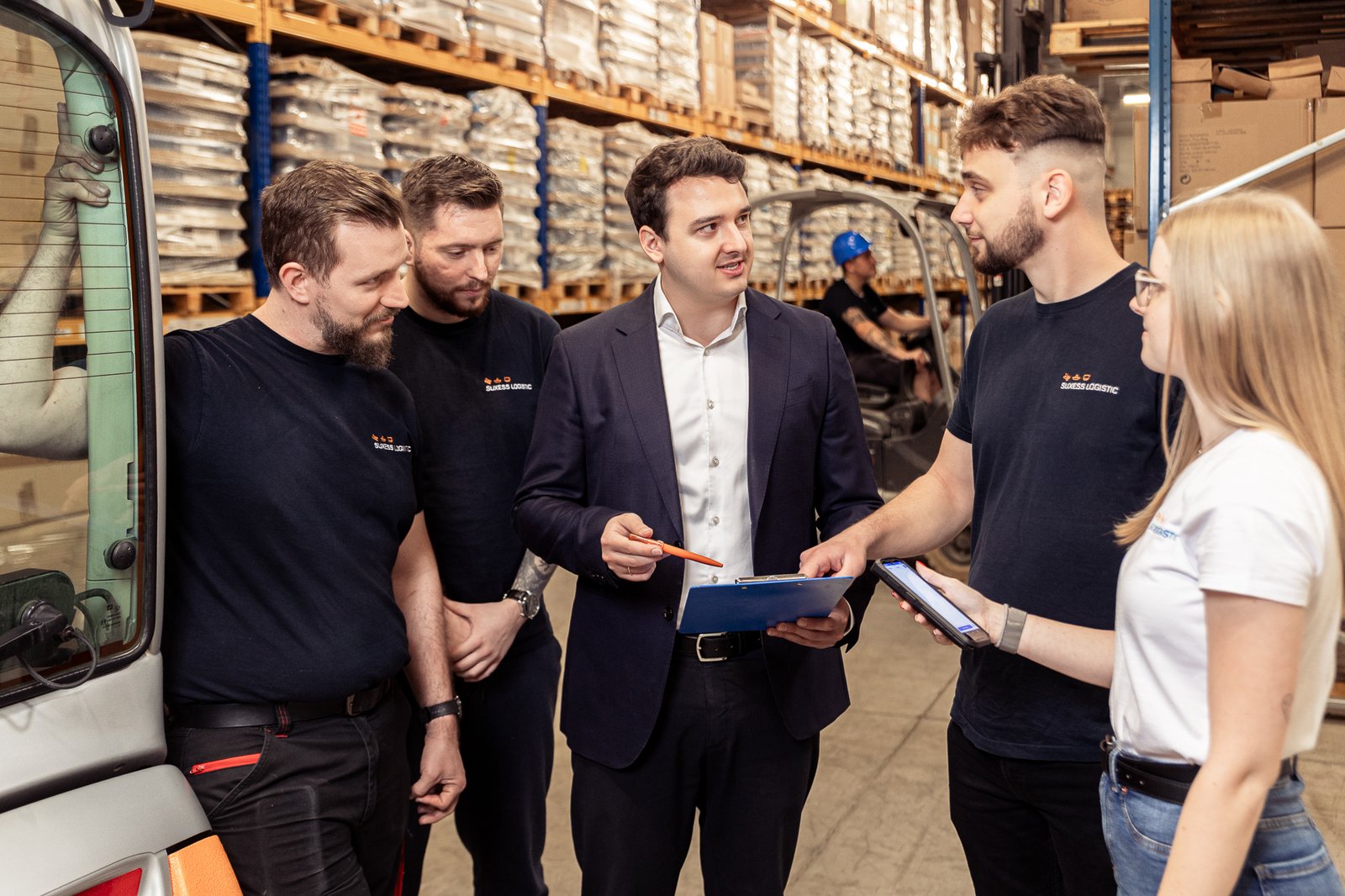 Metin Öllinger with the SUXESS LOGISTIC team at the van