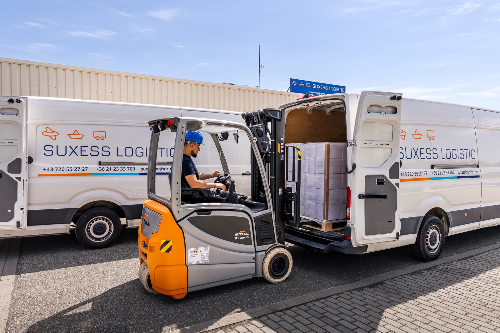 Raklap berakodása a SUXESS LOGISTIC kisteherautójába