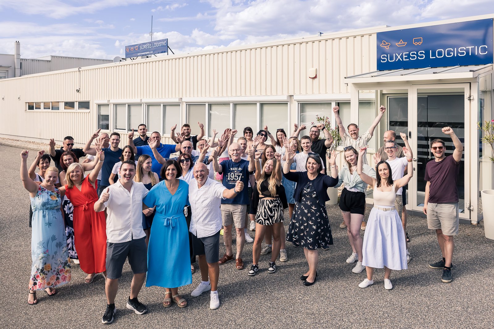 Das Team von SUXESS LOGISTIC jubelt vor dem Hub